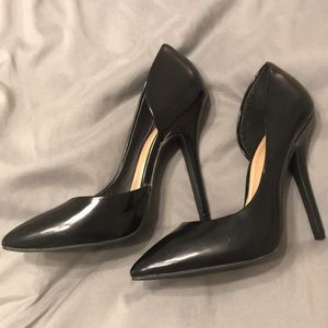 Black pumps